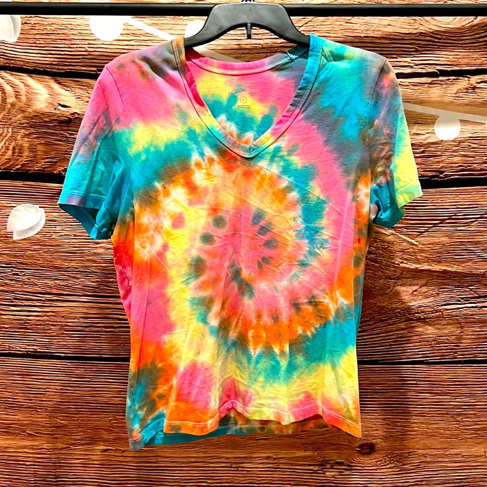 UNIVERSAL THREADS TIE-DYE V-NECK